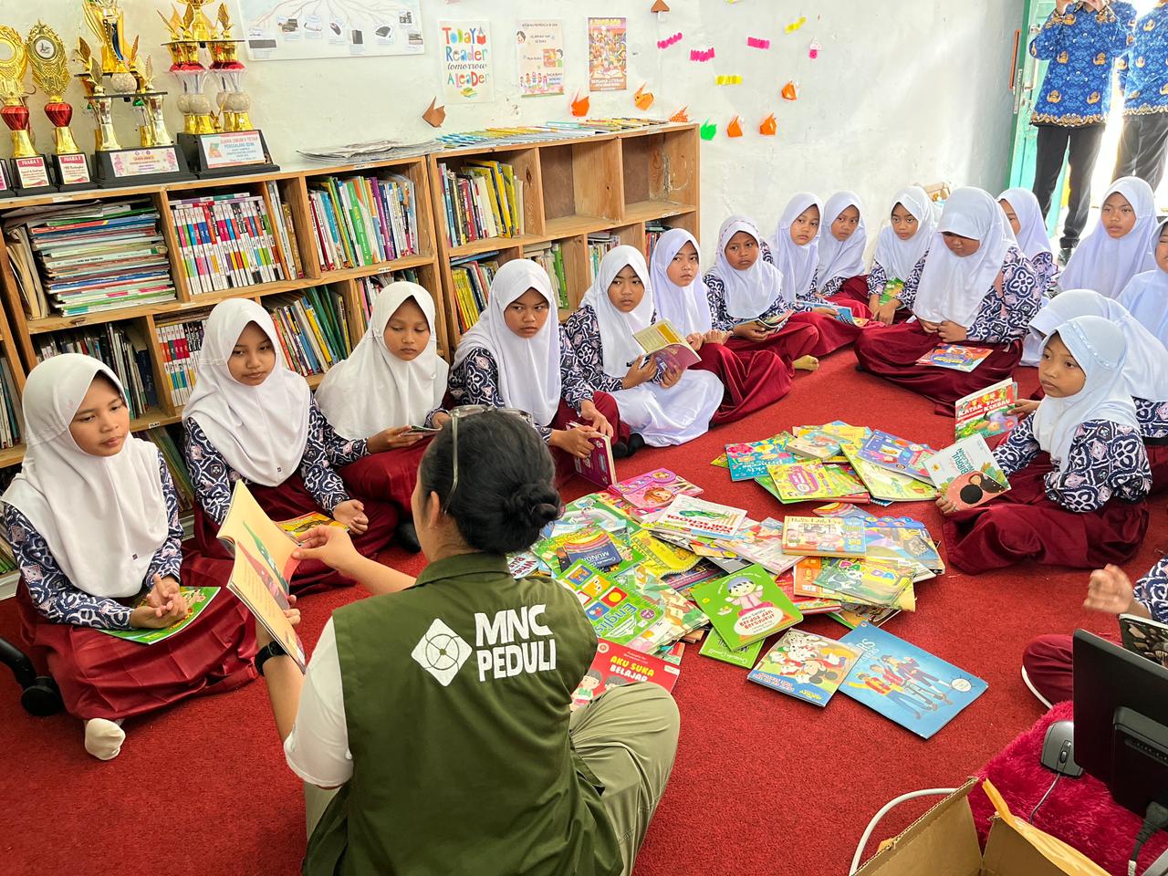 MNC Peduli Salurkan Ratusan Buku ke SDN Cibilik Sukabumi, Dorong Minat Baca Siswa
