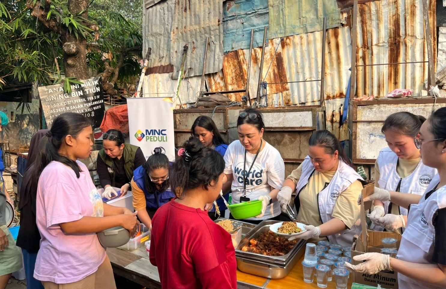 MNC Peduli dan Park Hyatt Jakarta Angkat Program Food Rescue, Bagikan Pangan Gratis untuk Warga Duri Kepa