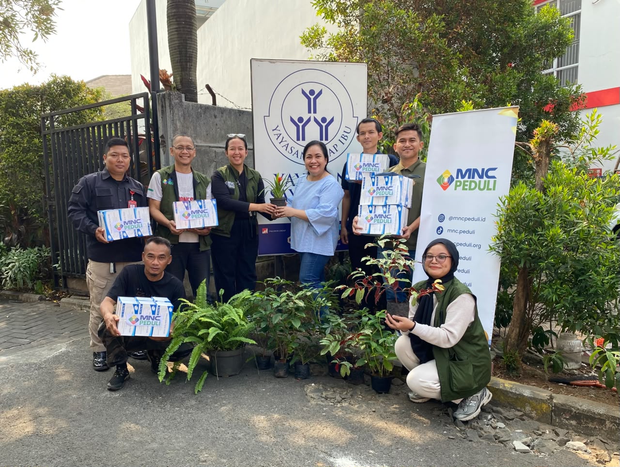 MNC Peduli Berbagi Masker dan Tanaman Hias untuk Ciptakan Lingkungan Sehat di Panti Sayap Ibu Banten